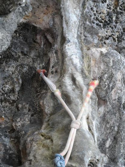 Beim Material am Fels ist von uralten rostigen Haken bis zu neuen Haken aus Titan alles dabei - es ist also Vorsicht angebracht.