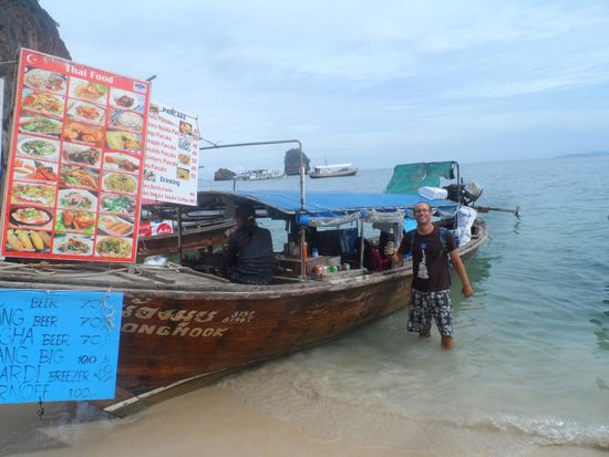 Dann doch lieber schnell ein kuehles Bierchen von einem Restaurantboot und einen Blick in eine etwas merkwuerdige Hoehle werfen
