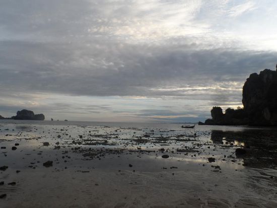 Ton Sai - bei Ebbe ist nix mit schwimmen, aber hier kommt man eigentlich eh nur zum klettern hin