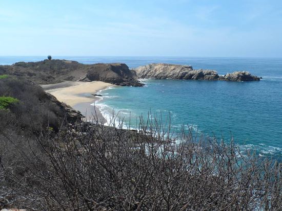 Netter einsamer Strand aber leider war hier das Schwimmen wegen hohem Wellengang und starker Stroemung unmoeglich 