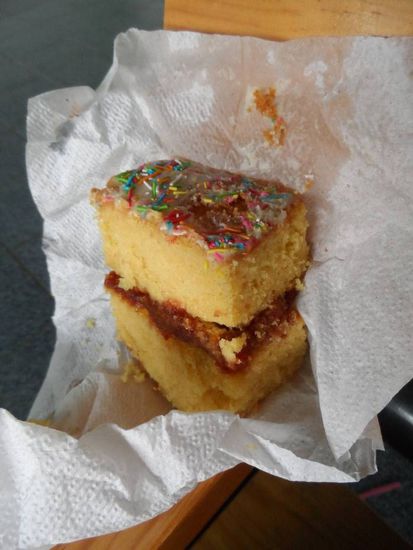 Habe mir vor der Abfahrt noch einen Geburtstagskuchen gekauft. Nach deutscher Zeit hatte ich ja schon Geburtstag 