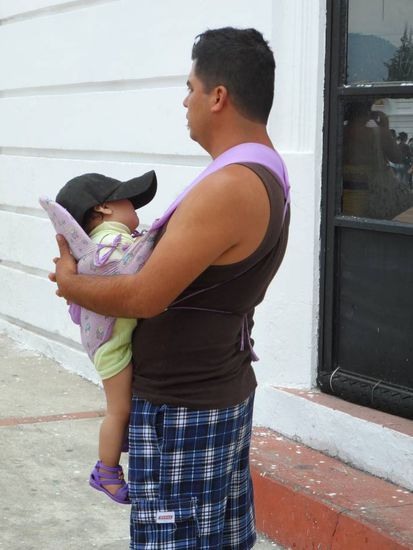 Das Foto musste einfach sein. Eine Sensation! Der erste (und wahrscheinlich auch einzige) Mann den ich in zwei Monaten in Mexiko gesehen habe der sein Baby traegt.