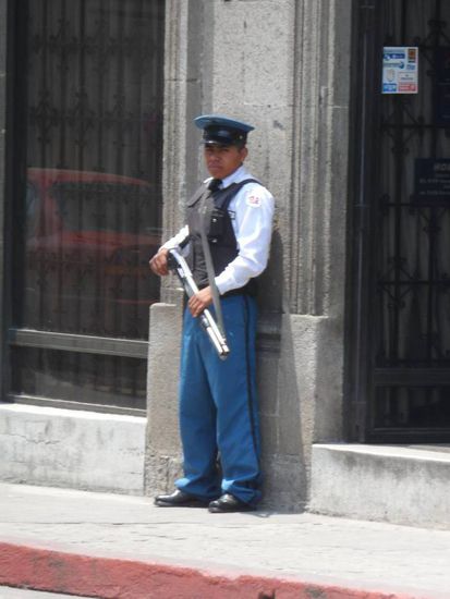 An die vielen Typen mit Pump guns vor Banken und Geschaeften in Guatemala muss man sich erstmal gewoehnen