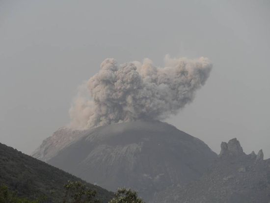 Und dann spuckt der Vulkan wieder Gas und Asche aus. Irre 