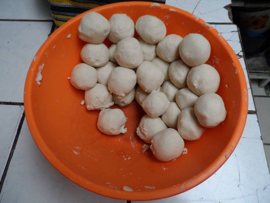 1. Schritt: kleine Kugeln formen (super easy)