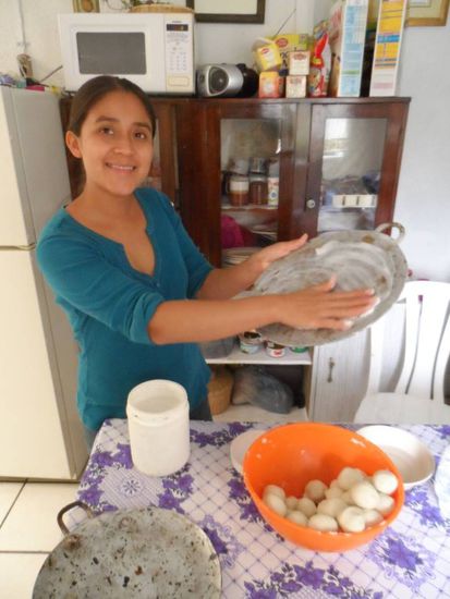 2. Schritt Blech mit einer mineralienhaltigen Loesung einreiben. Das bewirkt zum einen das die Tortillas nicht anbrennen und ist zum anderen fuer viele Guatemalteken die einzige Calciumquelle da sie kein Geld fuer Milch haben.
3. Schritt: Fladen formen
Variante A) Handarbeit (schwierig)
Variante B) mit einem Topf platt druecken (easy)