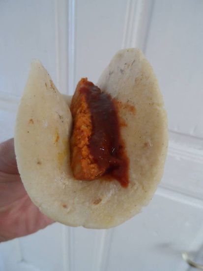 jetzt noch ne Wurst rein und leckere scharfe Salsa drueber und geniessen