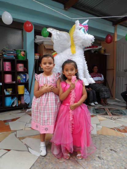 Das Geburtstagskind und ihre Piñata