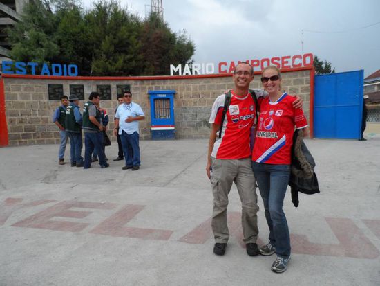 Carly und ich vor dem Stadion