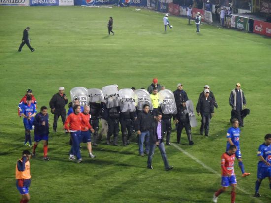 Ende der ersten Halbzeit: Der Schiri wird vom Platz eskortiert