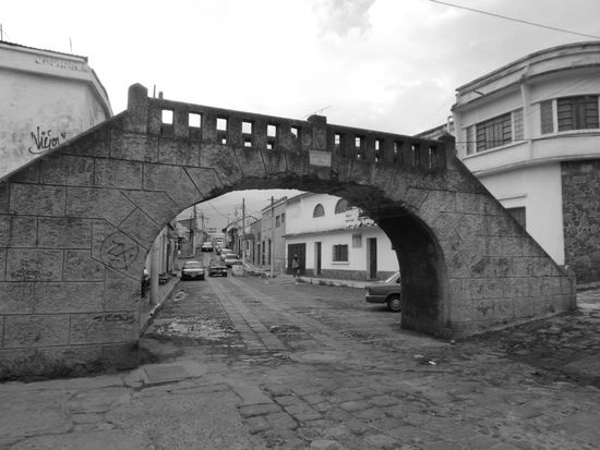 Quizfrage Nr.1 (leicht): 
Warum haben die wohl in Xela diese netten Bruecken aus Stein mitten auf der Strasse?