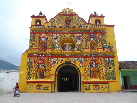 Quizfrage Nr.2 (etwas schwerer):
Wieso ist die Kirche von aussen so schoen bunt bemalt?