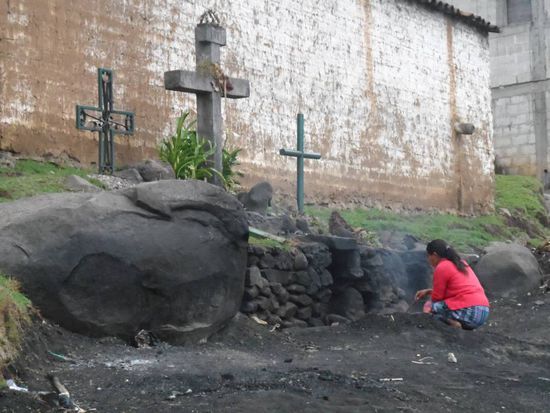 rituelle Mayastaette direkt neben einer christlichen Kapelle