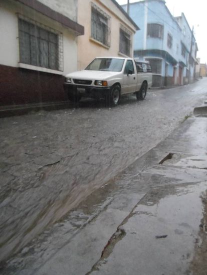 Herzlich Willkommen in der Regenzeit und das ist nur ein kleiner Vorgeschmack. Vorgestern stand die Strasse nach 5min Regen ca. 20cm unter Wasser. Mittlerweile habe ich mir Gummistiefel und ne Regenhose zugelegt - das Wetter kann mich mal 