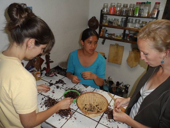 Schritt 3: geroestete Kakaobohnen schaelen