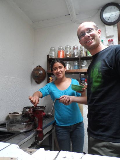 Schritt 7: Die Kakaobohnen-Zucker-Masse erneut pressen (2x)