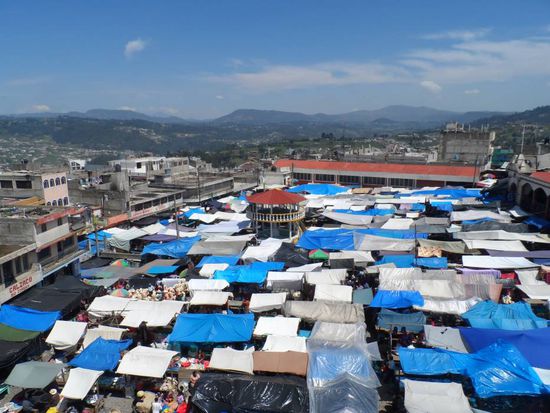 Der Markt erstreckt sich fast ueber die gesamte Stadt. Hier der Platz vor der Kirche