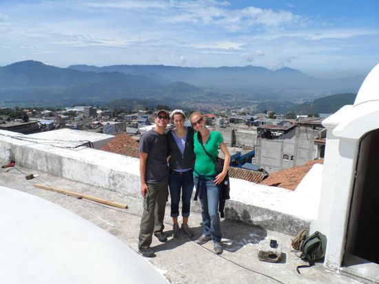 Eigentlich war das Dach der Kirche auch diesmal gesperrt. Aber ich bin einfach mal hartnaeckig (aber freundlich) geblieben und siehe da auf einmal konnten wir gegen eine Spende von 50cent pro Person ganz legal auf das Dach der Kirche. Die hatten wohl in der Vergangenheit Probleme mit der Statik des Daches weil zu viele Leute auf dem Dach herum gelaufen sind.