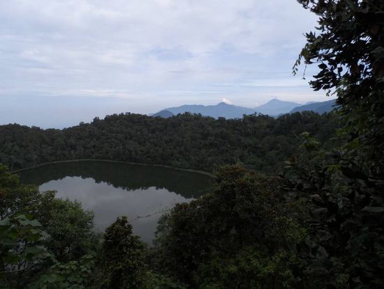 Laguna Chicabal und im Hintergrund der Vulkan Tajumulco - mit 4220m der hoechste Punkt in Mittelamerika