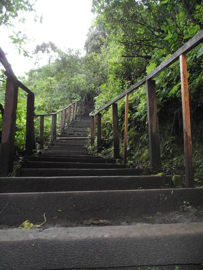 600 Stufen bergab zum Kratersee.....sah von oben gar nicht so weit aus.....