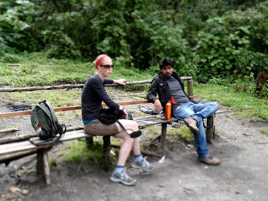 Carly und unser Guide Mauricio (Lehrer an der Schule)