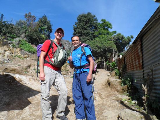 Victor (55) hat als Erster das Klettern in Guatemala bekannt gemacht und alle Routen hier am Fels (5.8 bis 5.13 = 6- bis 10-) selbst geschraubt .