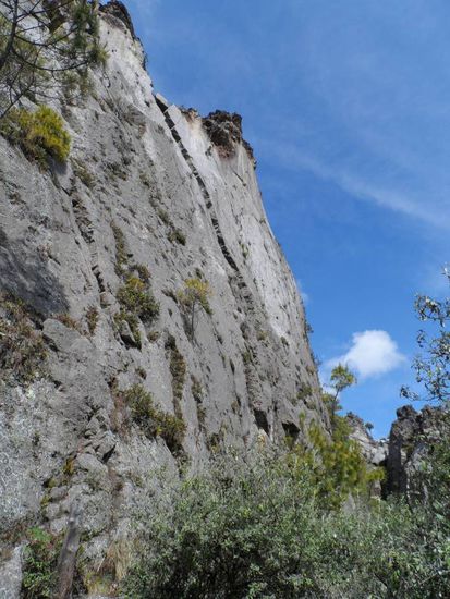 Fuer alle dich sich ein bisschen mit Klettern auskennen:
Einstieg zur ersten Route (ca. 40m, Schwierigkeitsgrad: USA 5.8 = UIAA 6-). Ich habe Victor aber mal elegant der Vortritt gelassen. Er klettert sonst eher im 10er Bereich und da macht es ihm auch nix aus das die erste Sicherung bei einer fuer ihn popeligen 6- erst nach 12-15m kommt. Wenn er mal gerade keinen Kletterpartner hat klettert er die Routen eh alleine.