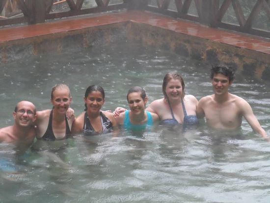 Bei 40°C warmem Wasser laesst sich der kalte Regen gut aushalten 