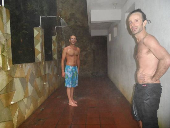 Vorbereitung fuer Pool I - eiskalt duschen und dann schnell rueber laufen. Habe es vorher schonmal ohne den Trick mit der Dusche versucht aber nach 2sek. knietief im Wasser war es einfach zu heiss 