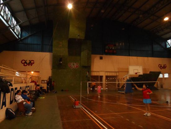 "Kletterhalle" in Quetzaltenago - der Boulderbereich (rechts) kann auf jeden Fall mit dem vom Klettermassiv in Duesseldorf mithalten 