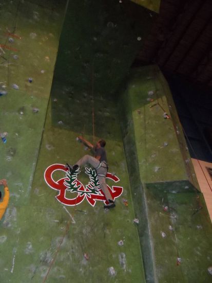 Die Auswahl an Routen ist etwas beschraenkt:
links 5.11 (UIAA 8), in der Mitte 5.8 (6- die ich gerade klettere)  und rechts eine 5.10 (7)