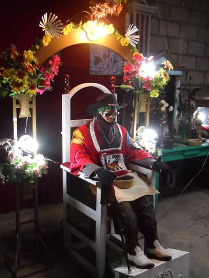 San Simon - der etwas andere Heilige. Er raucht und trinkt Schnaps