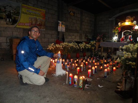 Die unterschiedlichen Kerzenfarben stehen fuer unterschiedliche Wuensche/Gebete. z.B. schwarz im Gedenken an Verstorbene. Habe natuerlich auch mal eine Kerze (blau: u.a. fuer eine gute Reise) angezuendet - kann ja nicht schaden San Simon auf seiner Seite zu haben.