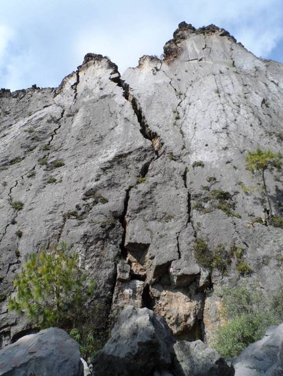 erste Route - erstmal das Dach ueberwinden und dann den rechten kleinen Riss hoch (5.9 = UIAA 6).