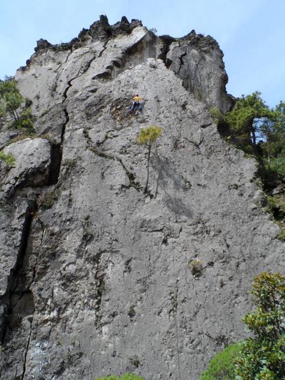 zweite Route (bis zum Baum 5.10b = UIAA 7- in dem Part wo Victor sich gerade befindet 5.12 = UIAA 9-)