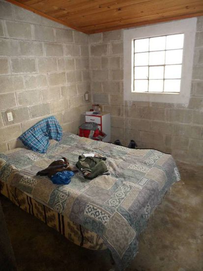 Mein Zimmer. Recht basic - Rohbauatmosphaere, ohne Tuere, aber dafuer mit einem schicken Vorhang