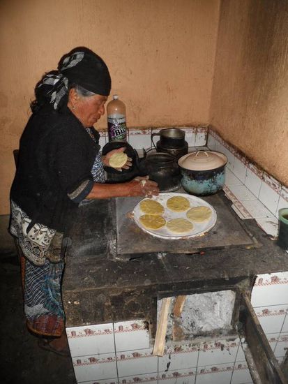 So viel zum Thema basic: hier wird noch mit Holz gekocht. Ist auf der einen Seite ja ganz romantisch aber dafuer stinken alle Klamotten nach Rauch und beim essen fehlt mir die Luft zum atmen. Das Essen ist auch eher so la la bis oh mein Gott was zur Hoelle ist das denn bitte? Ein Beispiel gefaellig? Bitte sehr: ein "Erfrischungsgetraenk" aus Tortillas (ja das sind die Maisfladen die die Omi gerade backt) und Wasser - mhhhh was koestlich 