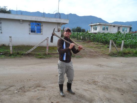 Am zweiten Tag ging es dann in die Berge. Am Wochenende hatte eine Gruppe von Freiwilligen aus dem Ort insgesamt 400 Baeume gepflanzt und jetzt musste der Bereich um die Baeume noch von Graessern etc. befreit werden damit die Baeume nicht ueberwuchert werden.