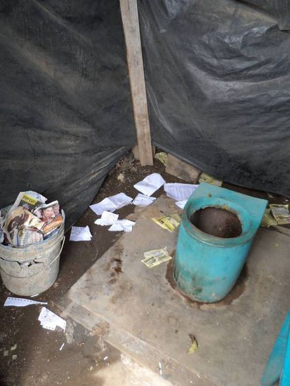 Ach ja und das ist die Toilette. Das Zeitungspapier im Eimer dient hier nicht nur zum lesen waehrend man sein Geschaeft verrichtet. Das war mir dann doch ne Nummer zu hart und so habe ich mal 20cent fuer ne Rolle Klopapier investiert. Es gibt noch eine zweite etwas moderner WC-Version direkt neben der Kueche, allerdings wie mein Zimmer ohne Tuer aber mit Vorhang.
ABER sie haben einen Fernseher und so muss ich kein EM-Spiel der deutschen Mannschaft verpassen 