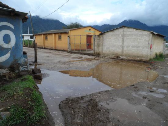 Nach 10min Regen verwandelt sich jede Strasse in einen kleinen See