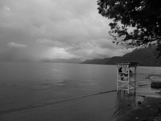 Lago Atitlan im Nebel