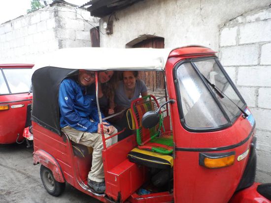 Mit dem Tuk Tuk auf dem Weg zu San Simon - der lustige Heilige der raucht und trinkt und den ihr schon aus Zunil kennt