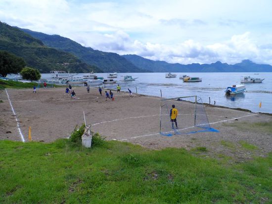 der Balljunge war im Dauereinsatz um den Ball aus dem See zu fischen