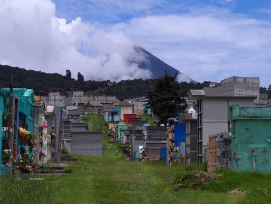 mit Vulkan im Hintergrund