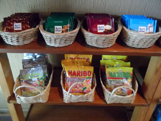 Ritter Sport und Haribo (ok 3Euro fuer ne kleine Tuete sind schon ordentlich)