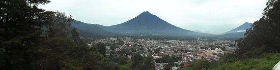 Vulkan Agua = Wasser (links) und Fuego = Feuer (rechts)