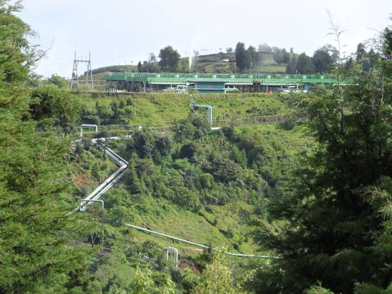 Die nutzen hier die Erdwaerme des Vulkans zur Stromproduktion