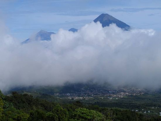 und im Hintergrund die Vulkane von Antigua (agua etc.)