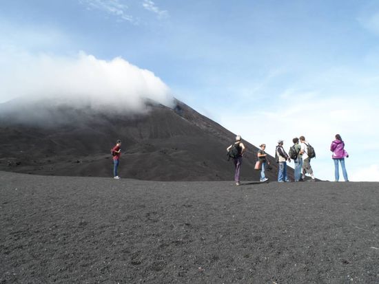 Geschafft - Lava gibt es zwar seit geraumer Zeit schon nicht mehr, aber dafuer raucht und dampft es immer noch ordentlich. Der obere Teil des Vulkans ist wegen der giftigen Gase auch gesperrt.