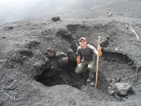 an etlichen Stellen stroemt heisse Luft aus der Erde